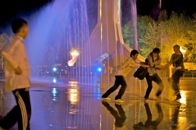 daveyan.com_tibet_fountain_dance2